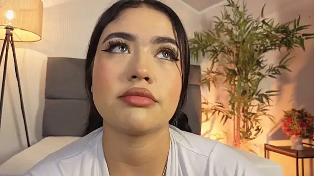 Snapshot of SweetiePie_3 chatting on April 2026 01:50:01 PM SweetiePie 3 online show from April 2026 01:50:01 PM