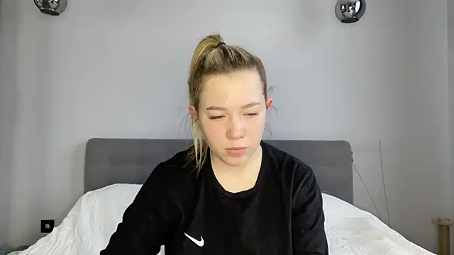 Snapshot of alyrasun chatting on March 2026 06:08:01 AM alyrasun online show from March 2026 06:08:01 AM