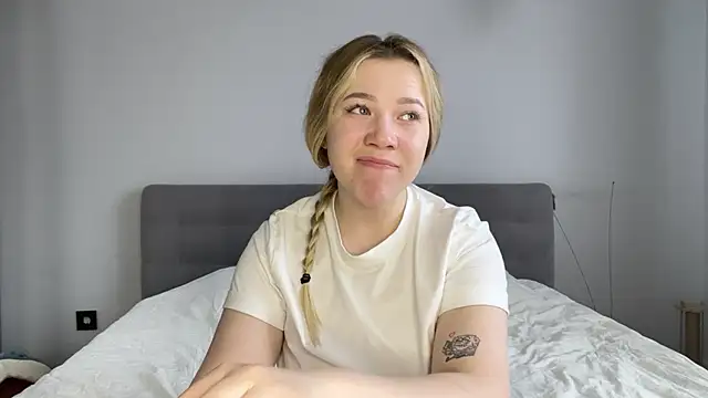 Snapshot of alyrasun chatting on March 2026 06:13:01 AM alyrasun online show from March 2026 06:13:01 AM