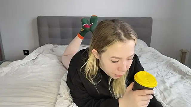 Snapshot of alyrasun chatting on April 2026 06:25:01 AM alyrasun online show from April 2026 06:25:01 AM