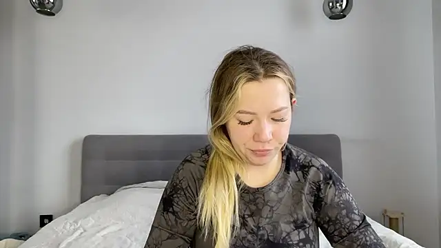 Snapshot of alyrasun chatting on April 2026 06:14:01 AM alyrasun online show from April 2026 06:14:01 AM