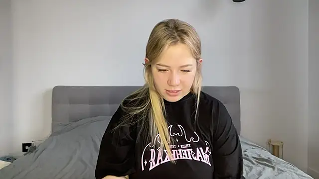 Snapshot of alyrasun chatting on April 2026 06:13:01 AM alyrasun online show from April 2026 06:13:01 AM