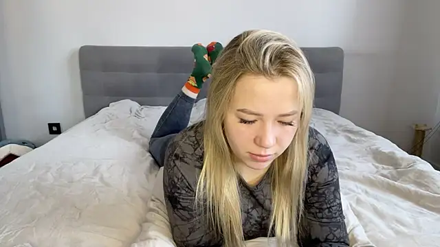 Snapshot of alyrasun chatting on April 2026 07:12:01 AM alyrasun online show from April 2026 07:12:01 AM