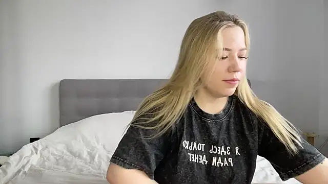 Snapshot of alyrasun chatting on April 2026 07:07:01 AM alyrasun online show from April 2026 07:07:01 AM