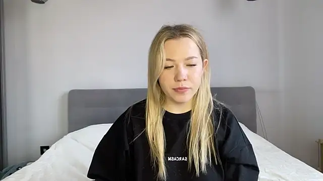 Snapshot of alyrasun chatting on April 2026 07:06:02 AM alyrasun online show from April 2026 07:06:02 AM