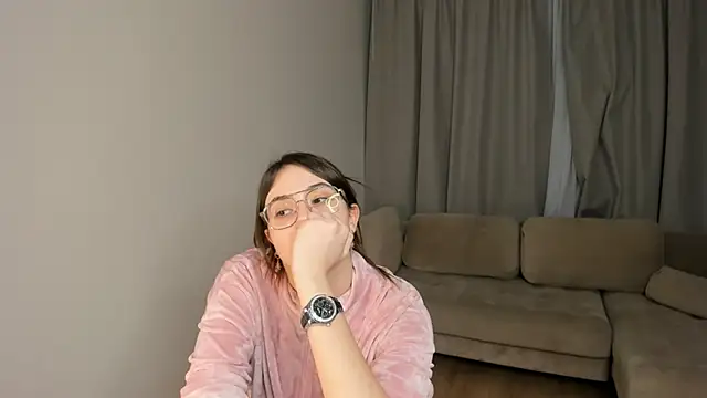 LareeGuzzo online show from March 2026 07:39:01 PM