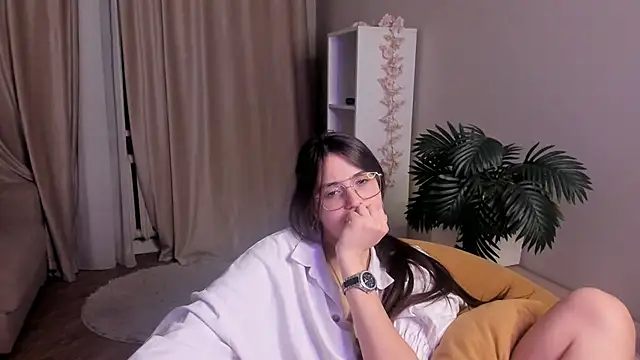 LareeGuzzo online show from April 2026 01:05:02 AM