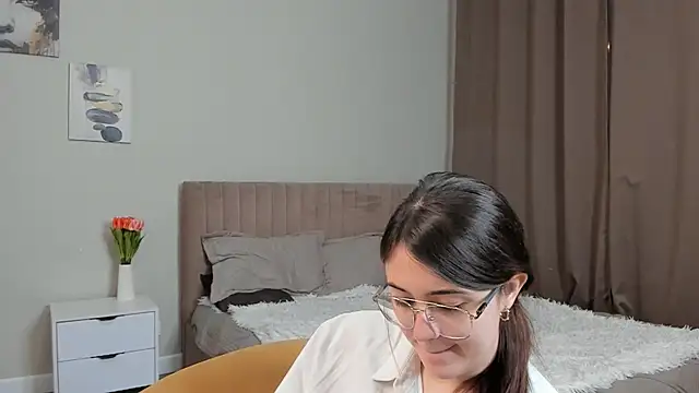 LareeGuzzo online show from April 2026 07:09:02 PM