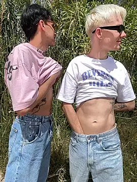 Snapshot of AlphaTwinks chatting on April 2026 11:43:01 AM AlphaTwinks online show from April 2026 11:43:01 AM