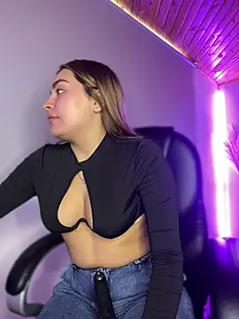 Snapshot of Issa_pinkk chatting on April 2026 08:43:01 PM Issa pinkk online show from April 2026 08:43:01 PM