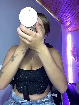 Snapshot of Issa_pinkk chatting on April 2026 07:50:02 PM Issa pinkk online show from April 2026 07:50:02 PM