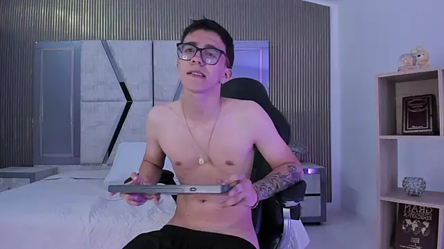 Snapshot of TylerCross_ chatting on March 2026 11:33:01 PM TylerCross online show from March 2026 11:33:01 PM