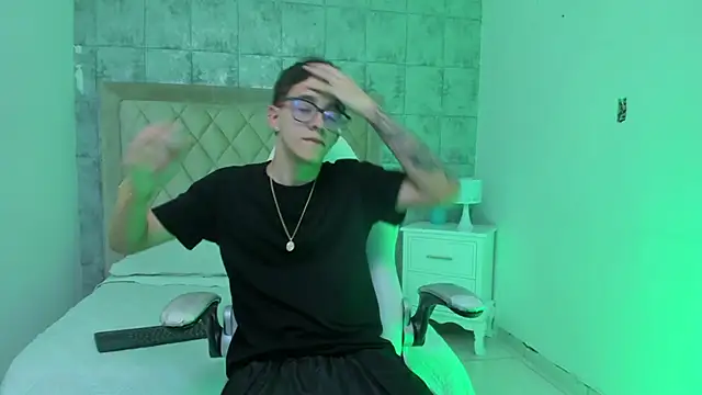 Snapshot of TylerCross_ chatting on March 2026 08:59:01 PM TylerCross online show from March 2026 08:59:01 PM