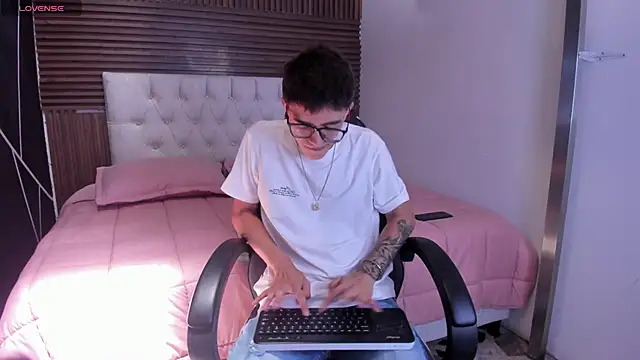 Snapshot of TylerCross_ chatting on March 2026 05:41:01 PM TylerCross online show from March 2026 05:41:01 PM