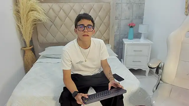 Snapshot of TylerCross_ chatting on March 2026 08:34:02 PM TylerCross online show from March 2026 08:34:02 PM