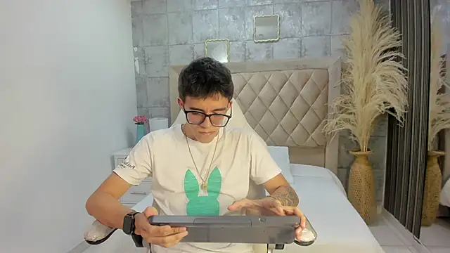 Snapshot of TylerCross_ chatting on March 2026 08:35:02 PM TylerCross online show from March 2026 08:35:02 PM