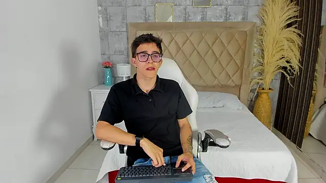 Snapshot of TylerCross_ chatting on March 2026 08:13:01 PM TylerCross online show from March 2026 08:13:01 PM