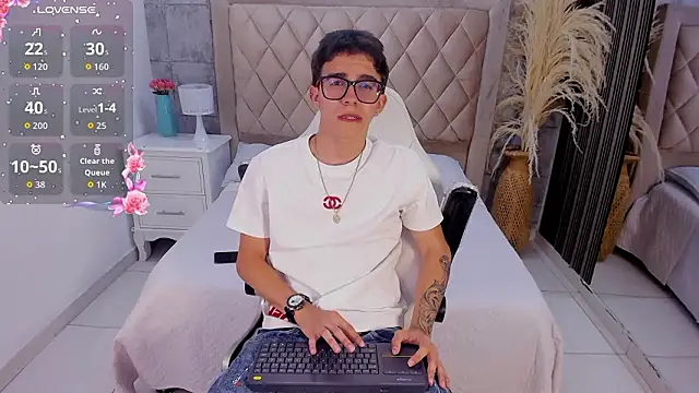 Snapshot of TylerCross_ chatting on March 2026 09:42:02 PM TylerCross online show from March 2026 09:42:02 PM