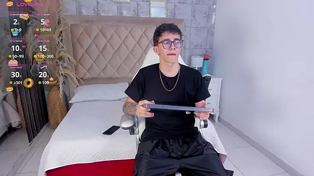 Snapshot of TylerCross_ chatting on March 2026 08:37:01 PM TylerCross online show from March 2026 08:37:01 PM