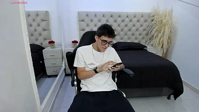 Snapshot of TylerCross_ chatting on March 2026 05:24:01 PM TylerCross online show from March 2026 05:24:01 PM