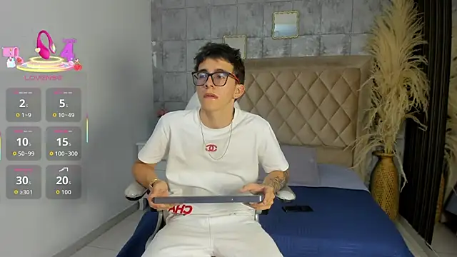 Snapshot of TylerCross_ chatting on March 2026 08:32:01 PM TylerCross online show from March 2026 08:32:01 PM