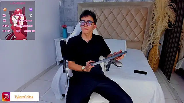 Snapshot of TylerCross_ chatting on April 2026 08:17:01 PM TylerCross online show from April 2026 08:17:01 PM