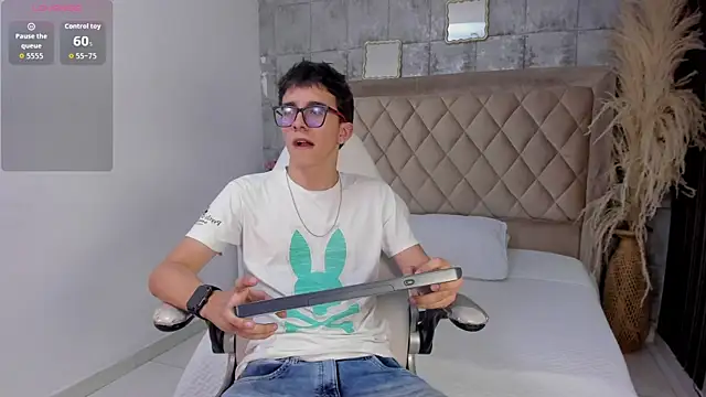 Snapshot of TylerCross_ chatting on April 2026 08:39:01 PM TylerCross online show from April 2026 08:39:01 PM