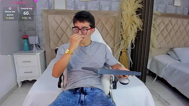 Snapshot of TylerCross_ chatting on April 2026 08:40:01 PM TylerCross online show from April 2026 08:40:01 PM