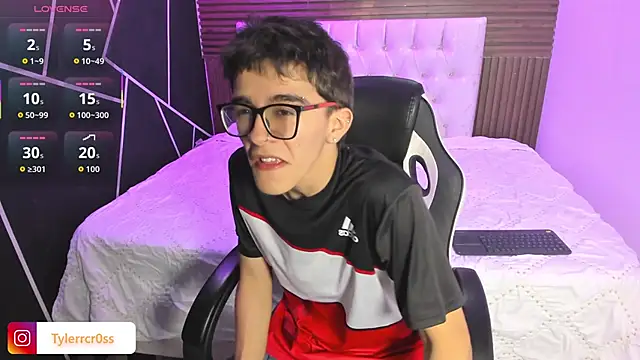 Snapshot of TylerCross_ chatting on April 2026 08:45:02 AM TylerCross online show from April 2026 08:45:02 AM