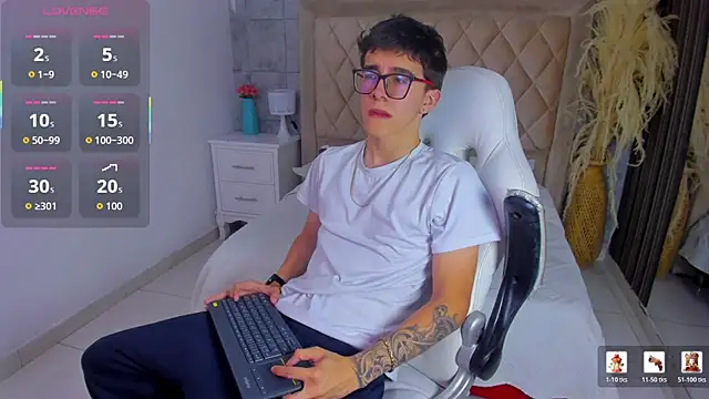 Snapshot of TylerCross_ chatting on April 2026 08:10:02 PM TylerCross online show from April 2026 08:10:02 PM