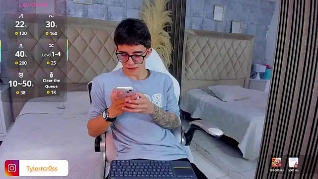 Snapshot of TylerCross_ chatting on April 2026 08:25:02 PM TylerCross online show from April 2026 08:25:02 PM