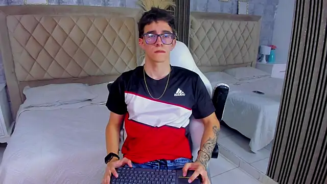 Snapshot of TylerCross_ chatting on April 2026 08:35:02 PM TylerCross online show from April 2026 08:35:02 PM