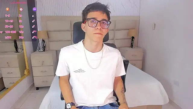 Snapshot of TylerCross_ chatting on April 2026 08:09:02 PM TylerCross online show from April 2026 08:09:02 PM