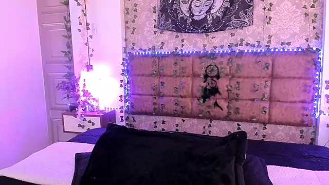 Snapshot of Vickmoon chatting on April 2026 09:28:01 PM Vickmoon online show from April 2026 09:28:01 PM