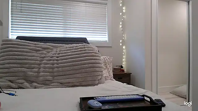 Snapshot of SecretsNextDoor chatting on April 2026 05:36:01 PM SecretsNextDoor online show from April 2026 05:36:01 PM