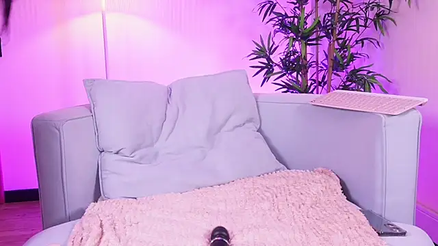 Snapshot of Zooe8 chatting on April 2026 01:19:01 PM Zooe8 online show from April 2026 01:19:01 PM