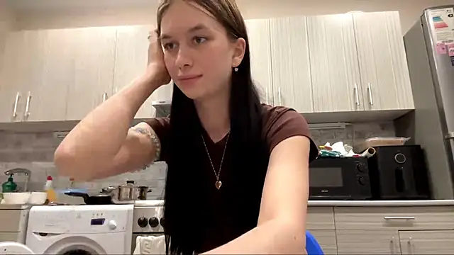 Snapshot of LaraDraggoo chatting on March 2026 07:35:01 PM LaraDraggoo online show from March 2026 07:35:01 PM