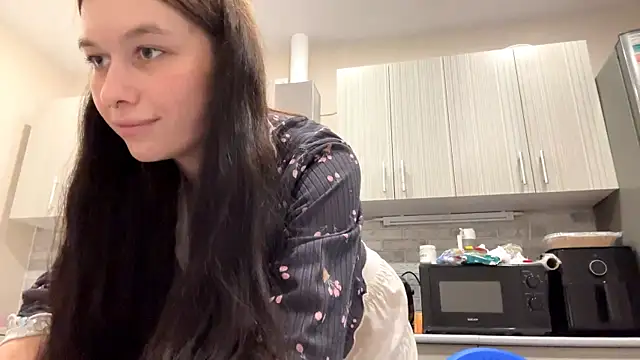 Snapshot of LaraDraggoo chatting on April 2026 08:18:01 PM LaraDraggoo online show from April 2026 08:18:01 PM