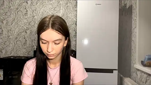 Snapshot of LaraDraggoo chatting on April 2026 08:31:02 PM LaraDraggoo online show from April 2026 08:31:02 PM