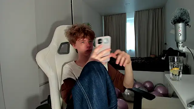 Snapshot of Wawesuc chatting on March 2026 11:04:01 AM Wawesuc online show from March 2026 11:04:01 AM