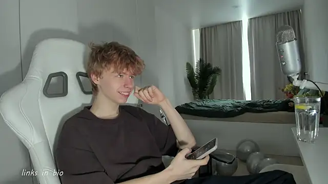 Snapshot of Wawesuc chatting on March 2026 04:48:01 AM Wawesuc online show from March 2026 04:48:01 AM