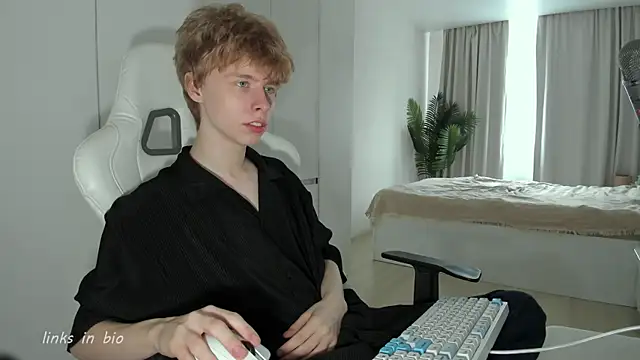 Snapshot of Wawesuc chatting on March 2026 07:02:01 AM Wawesuc online show from March 2026 07:02:01 AM