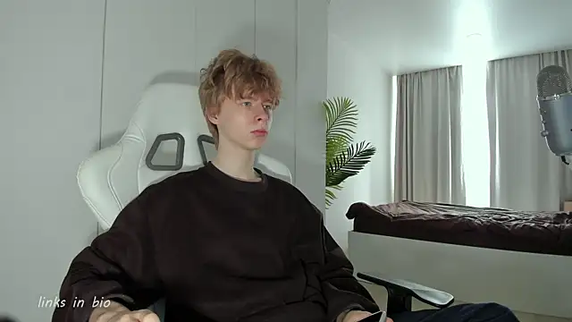 Snapshot of Wawesuc chatting on March 2026 04:01:02 AM Wawesuc online show from March 2026 04:01:02 AM