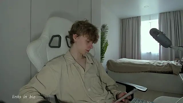 Snapshot of Wawesuc chatting on March 2026 08:37:02 AM Wawesuc online show from March 2026 08:37:02 AM