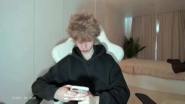 Snapshot of Wawesuc chatting on April 2026 08:37:01 AM Wawesuc online show from April 2026 08:37:01 AM