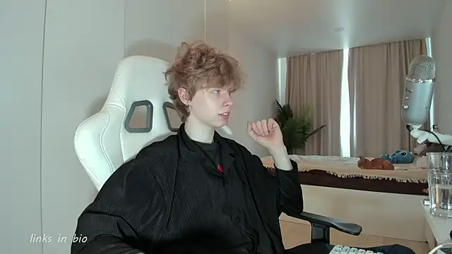 Snapshot of Wawesuc chatting on April 2026 06:03:02 AM Wawesuc online show from April 2026 06:03:02 AM