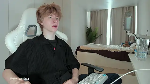 Snapshot of Wawesuc chatting on April 2026 08:28:02 AM Wawesuc online show from April 2026 08:28:02 AM