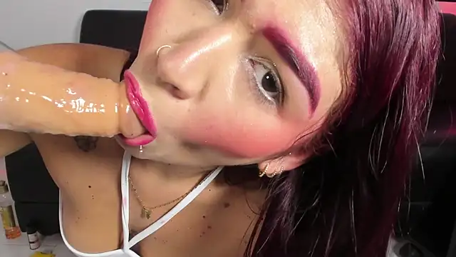 Snapshot of ZairaRogue chatting on April 2026 12:43:01 PM ZairaRogue online show from April 2026 12:43:01 PM