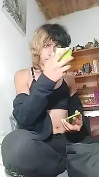 Snapshot of MakiMorningstar chatting on April 2026 12:22:02 AM MakiMorningstar online show from April 2026 12:22:02 AM