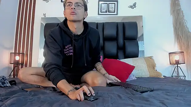 Snapshot of dalhia_and_hades chatting on March 2026 12:43:02 PM dalhia and hades online show from March 2026 12:43:02 PM